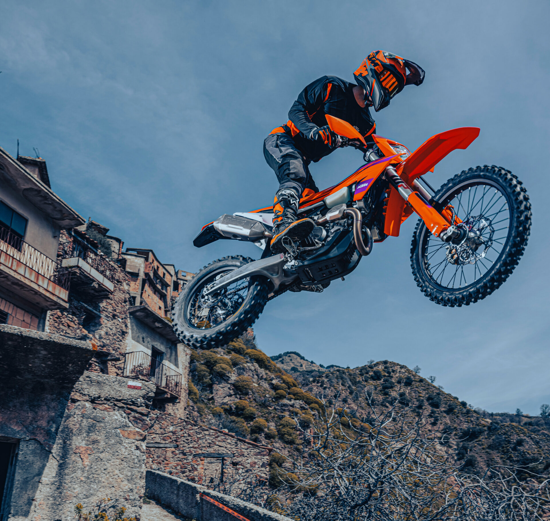 Husqvarna te300 2024. Мотоциклы ктм 2024 года. Новинки эндуро 2024. Ктм 300 exc 2024. Husqvarna enduro 2024.